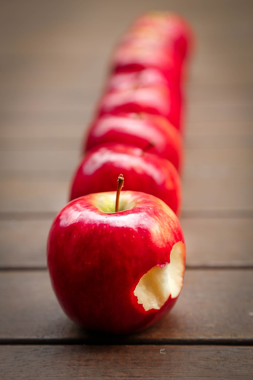 Una manzana roja
Descripción generada automáticamente con confianza media