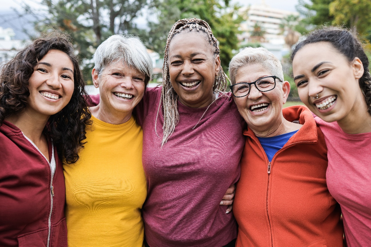 Un grupo de personas posando para una foto

Descripción generada automáticamente