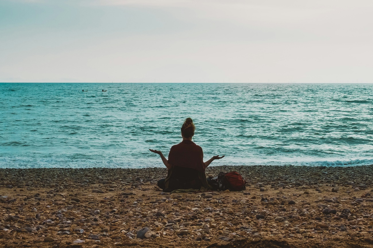 Un hombre en la playa

Descripción generada automáticamente