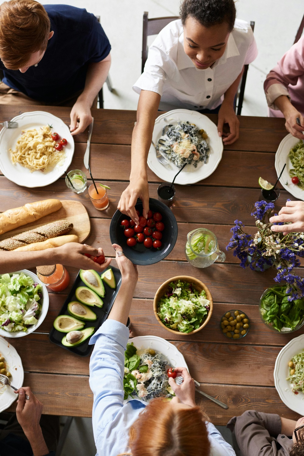 Llevar la comida ya servida a la mesa