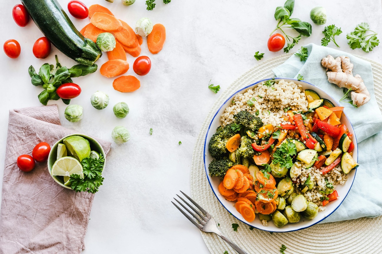 Un plato de comida con verduras

Descripción generada automáticamente